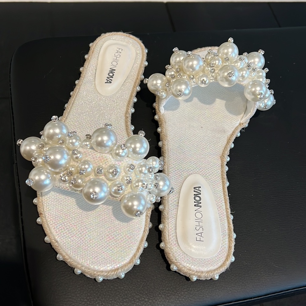 NEW Fashion sandals with pearl and stone design